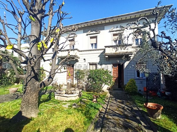 casa indipendente in vendita a Campi Bisenzio
