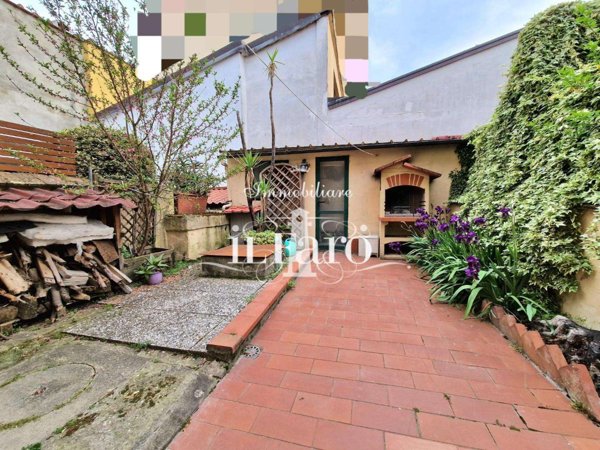 intera palazzina in vendita a Campi Bisenzio