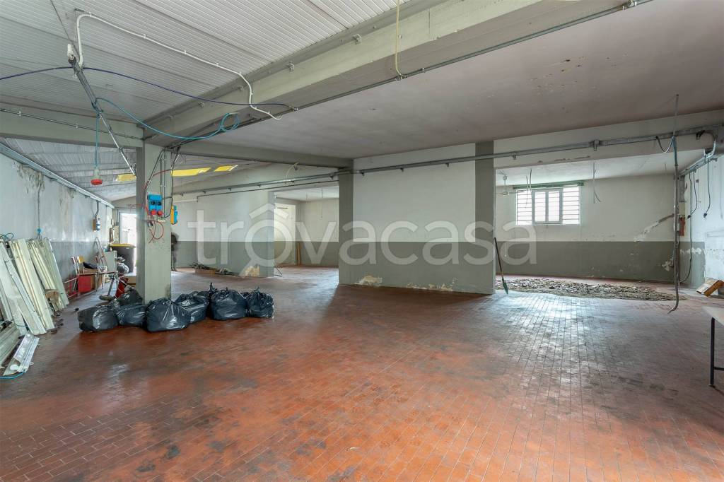 locale commerciale in vendita a Campi Bisenzio in zona Capalle