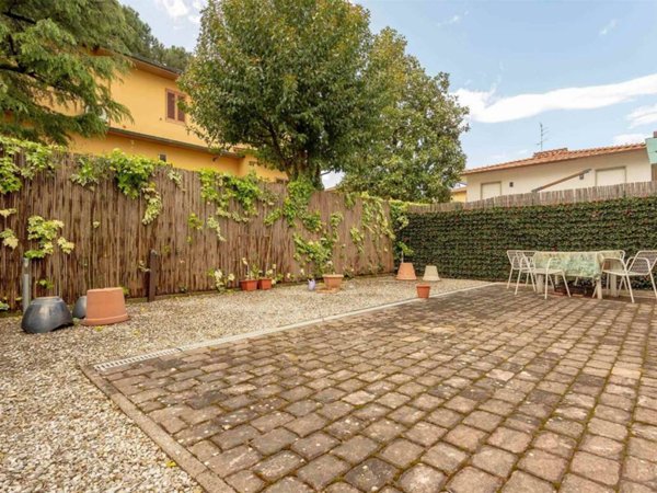 casa indipendente in vendita a Campi Bisenzio