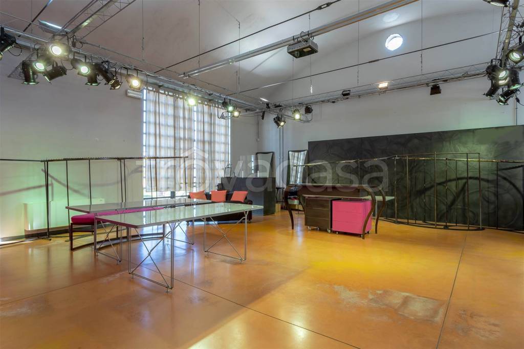 locale commerciale in vendita a Campi Bisenzio