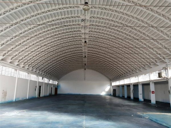 locale commerciale in vendita a Campi Bisenzio