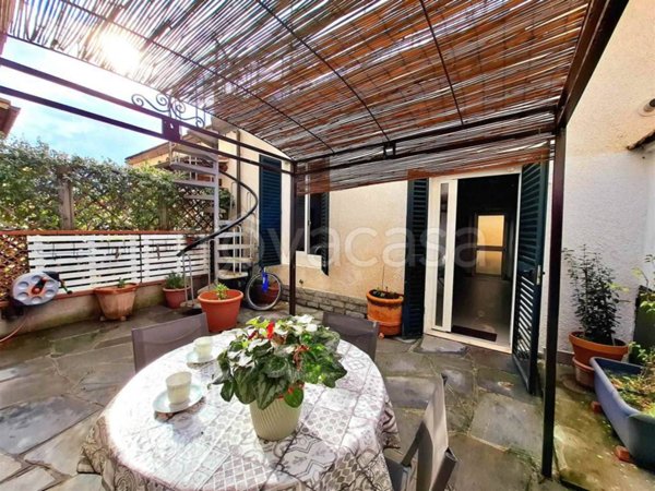 casa indipendente in vendita a Campi Bisenzio