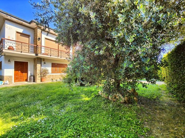 casa indipendente in vendita a Campi Bisenzio