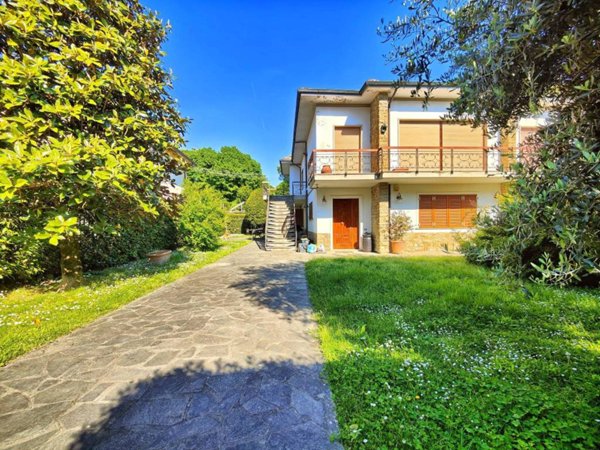 casa indipendente in vendita a Campi Bisenzio