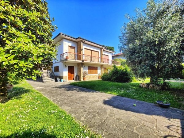 casa indipendente in vendita a Campi Bisenzio