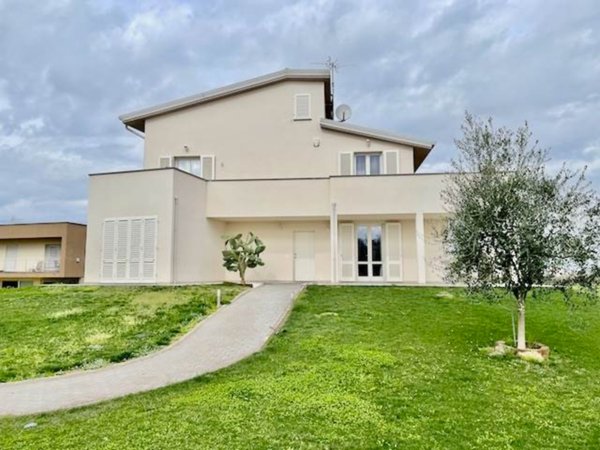 casa indipendente in vendita a Campi Bisenzio