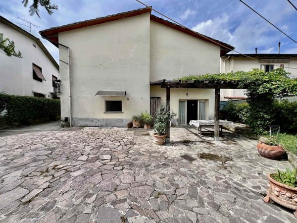 casa indipendente in vendita a Campi Bisenzio