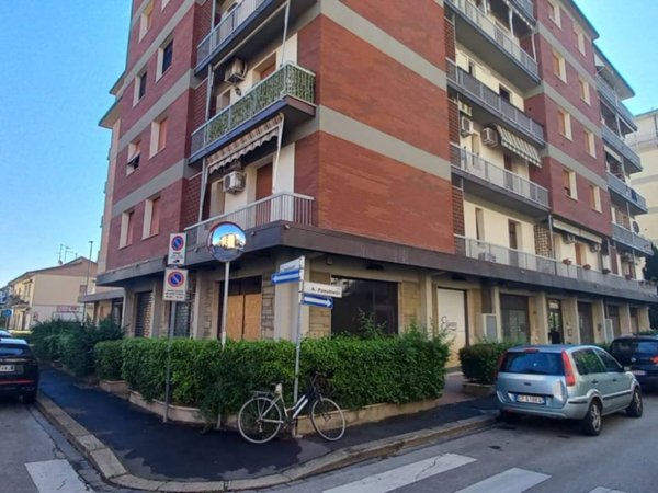 negozio in vendita a Campi Bisenzio