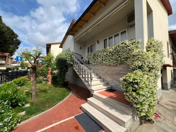 casa indipendente in vendita a Campi Bisenzio