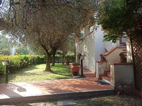 casa indipendente in vendita a Campi Bisenzio