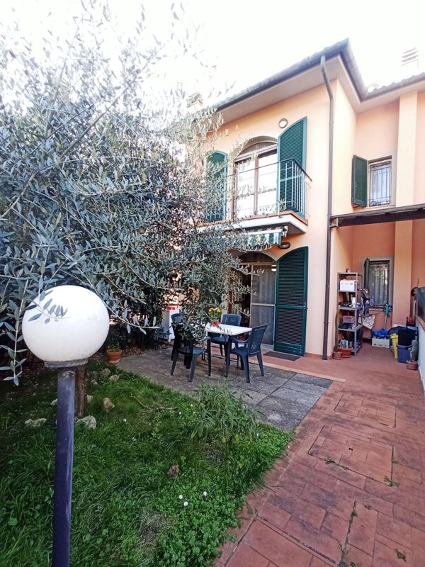casa indipendente in vendita a Campi Bisenzio