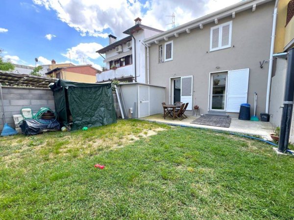 casa indipendente in vendita a Campi Bisenzio