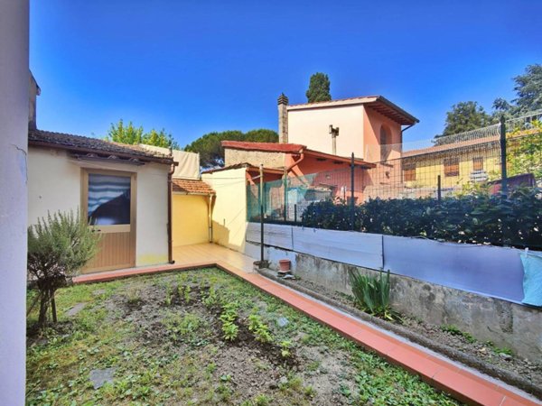 casa indipendente in vendita a Campi Bisenzio in zona Capalle