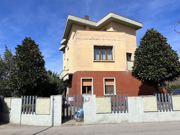 casa indipendente in vendita a Campi Bisenzio