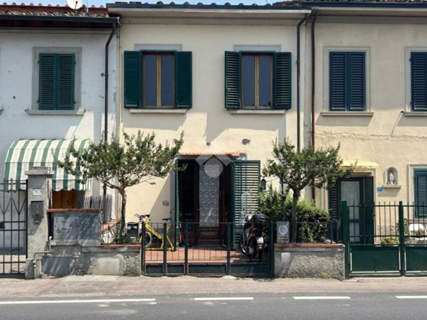 casa indipendente in vendita a Campi Bisenzio