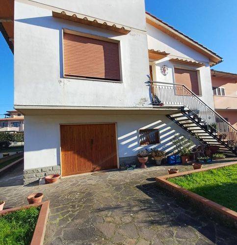 casa indipendente in vendita a Campi Bisenzio in zona Capalle