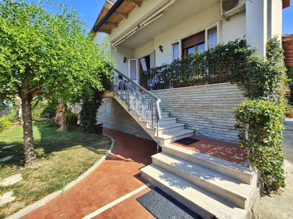 casa indipendente in vendita a Campi Bisenzio