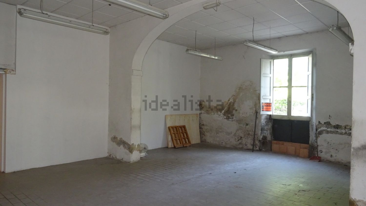 locale di sgombero in vendita a Campi Bisenzio