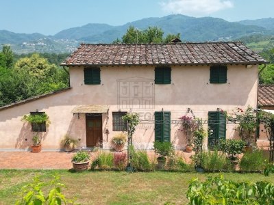 casa indipendente in vendita a Campi Bisenzio