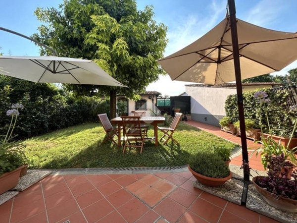 casa indipendente in vendita a Campi Bisenzio