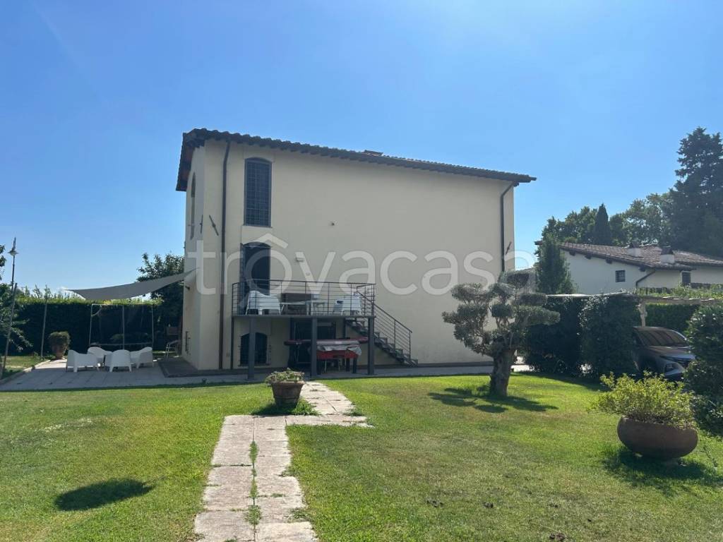 casa indipendente in vendita a Campi Bisenzio
