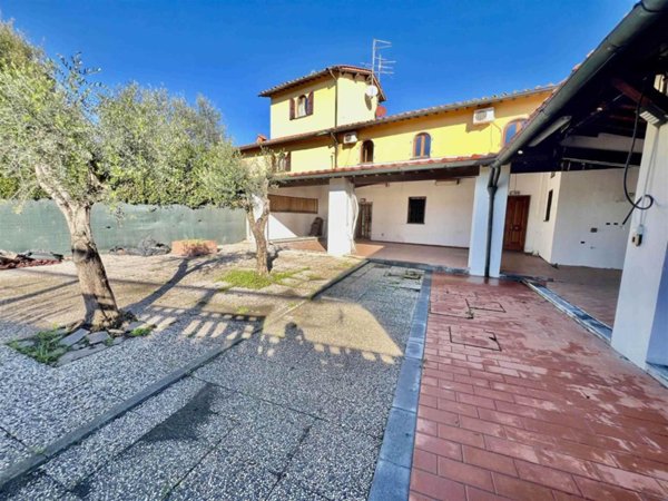 casa indipendente in vendita a Campi Bisenzio