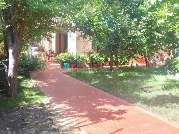 casa indipendente in vendita a Campi Bisenzio in zona Capalle