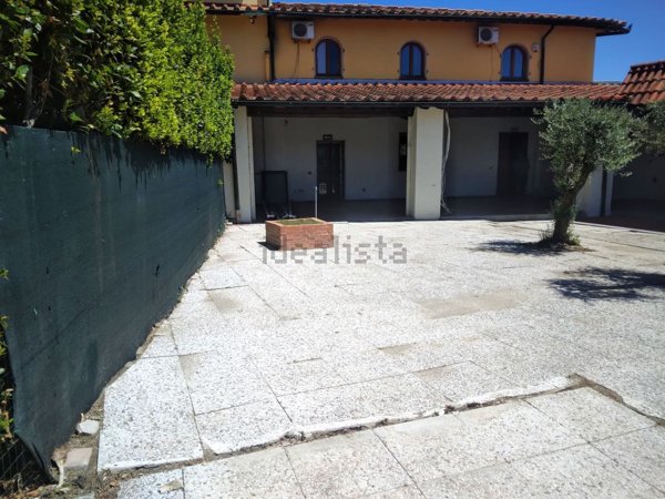 esavano in vendita a Campi Bisenzio