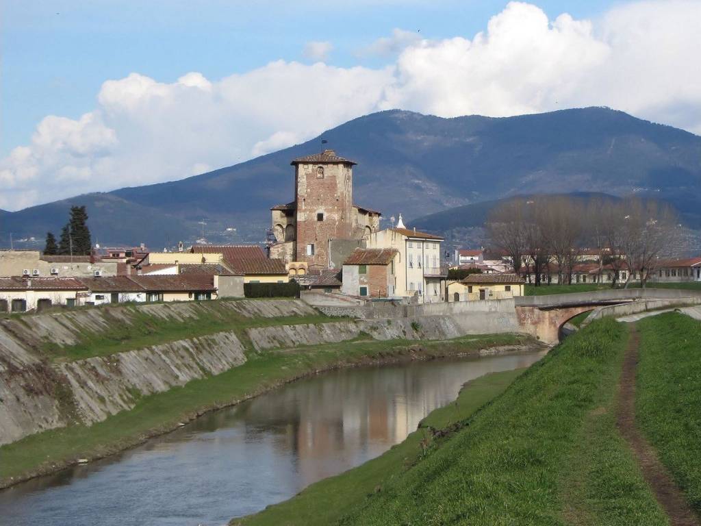 negozio in vendita a Campi Bisenzio