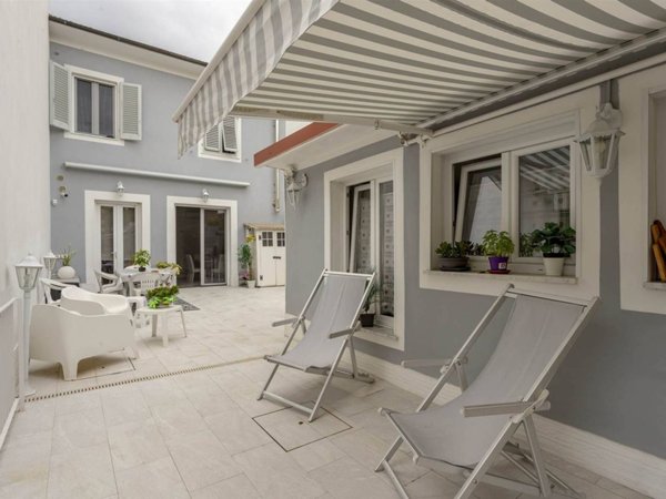 casa indipendente in vendita a Campi Bisenzio