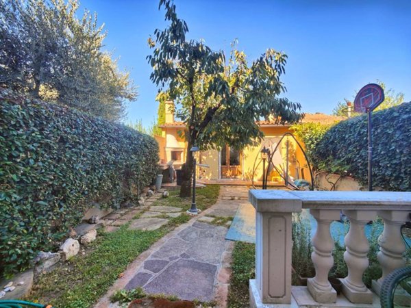 casa indipendente in vendita a Campi Bisenzio