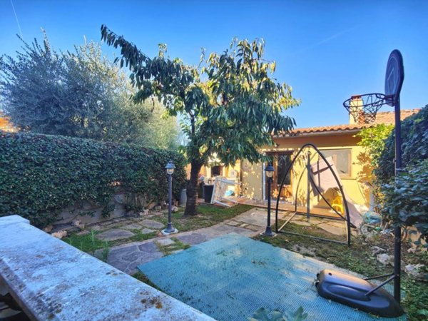 casa indipendente in vendita a Campi Bisenzio