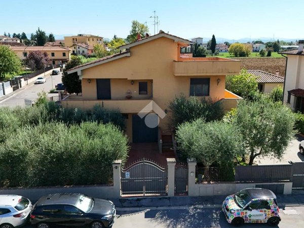 casa indipendente in vendita a Campi Bisenzio
