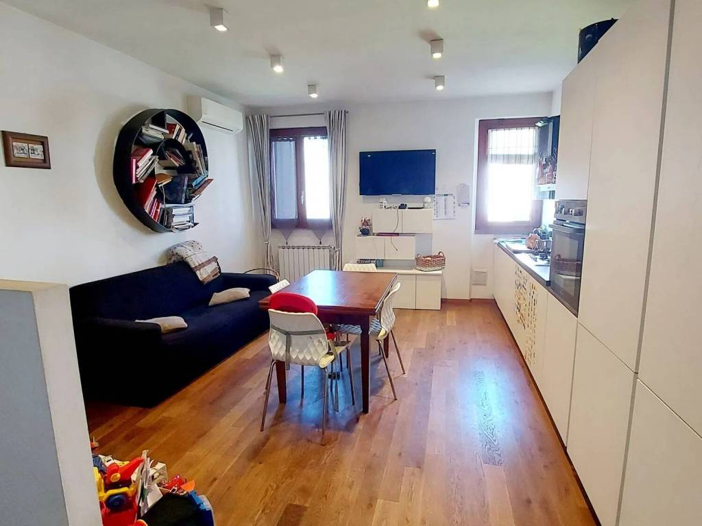 casa indipendente in vendita a Campi Bisenzio