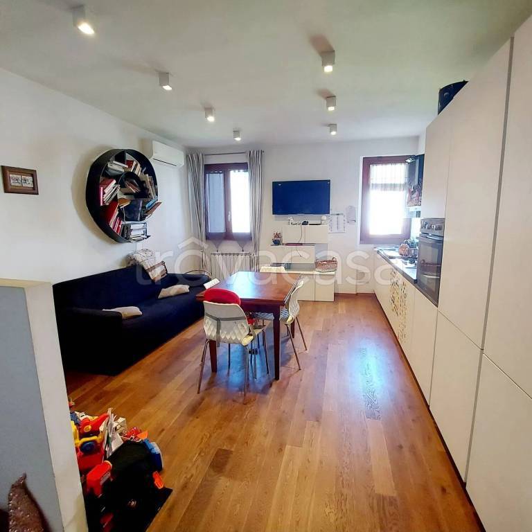 casa indipendente in vendita a Campi Bisenzio