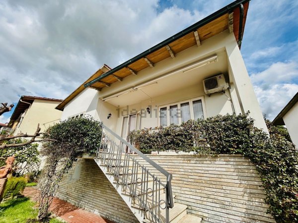 casa indipendente in vendita a Campi Bisenzio