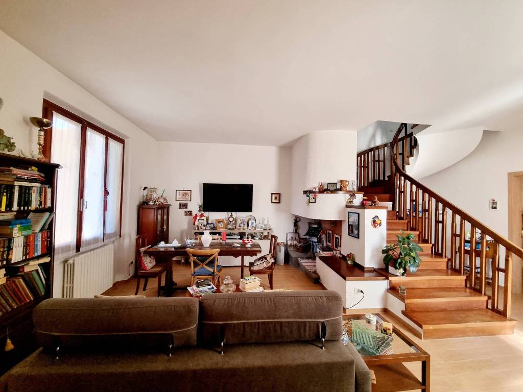 casa indipendente in vendita a Campi Bisenzio