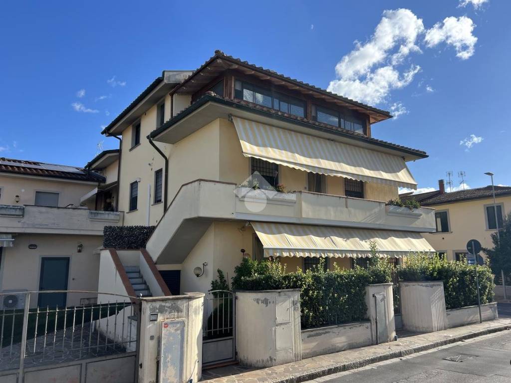 casa indipendente in vendita a Campi Bisenzio