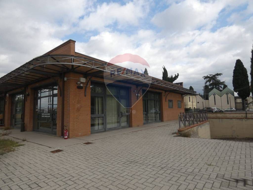 locale commerciale in vendita a Campi Bisenzio