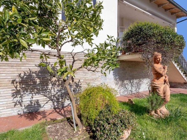 casa indipendente in vendita a Campi Bisenzio