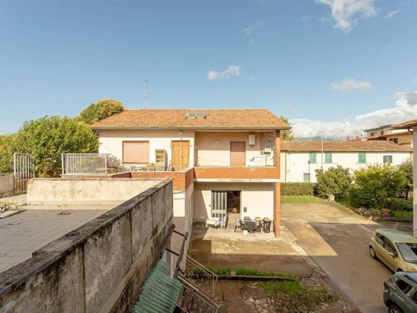 casa indipendente in vendita a Campi Bisenzio