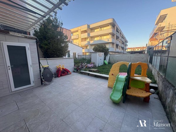 casa indipendente in vendita a Campi Bisenzio