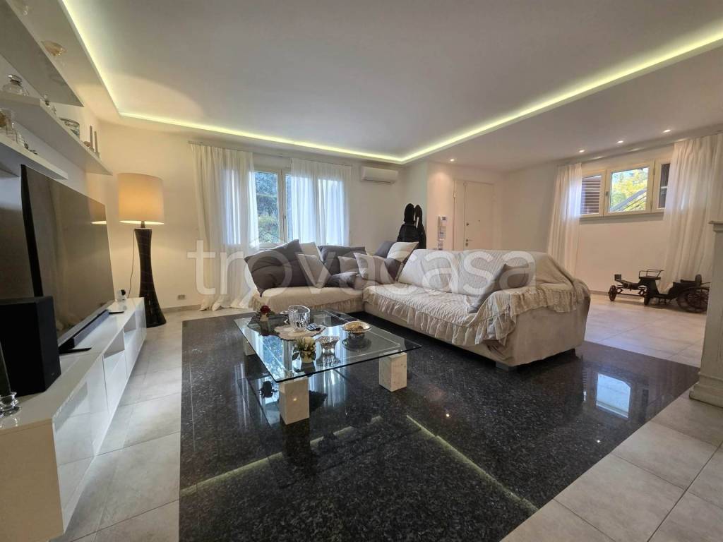 casa indipendente in vendita a Campi Bisenzio