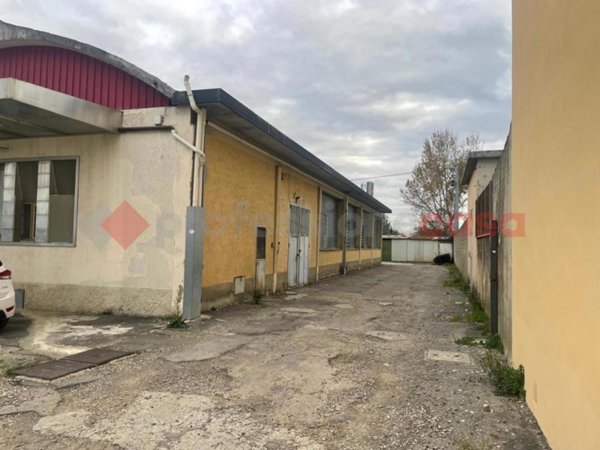 locale di sgombero in vendita a Campi Bisenzio