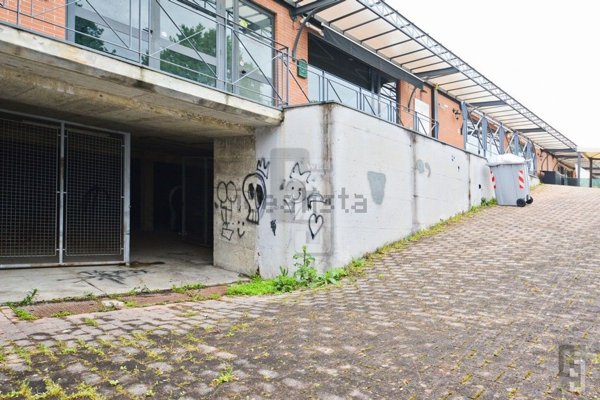 locale di sgombero in vendita a Campi Bisenzio