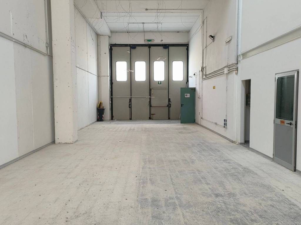 locale commerciale in vendita a Campi Bisenzio in zona Capalle