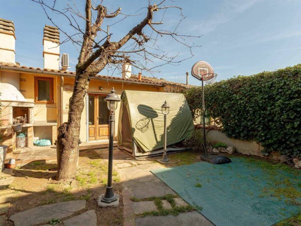 casa indipendente in vendita a Campi Bisenzio