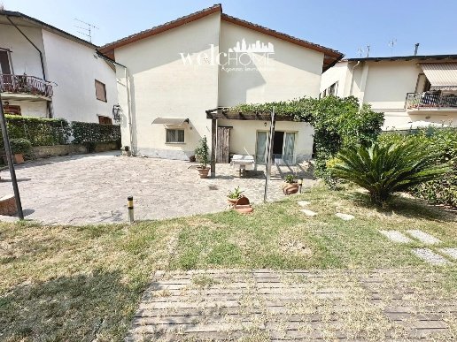 casa indipendente in vendita a Campi Bisenzio