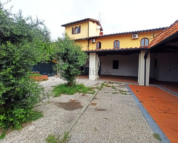 casa indipendente in vendita a Campi Bisenzio